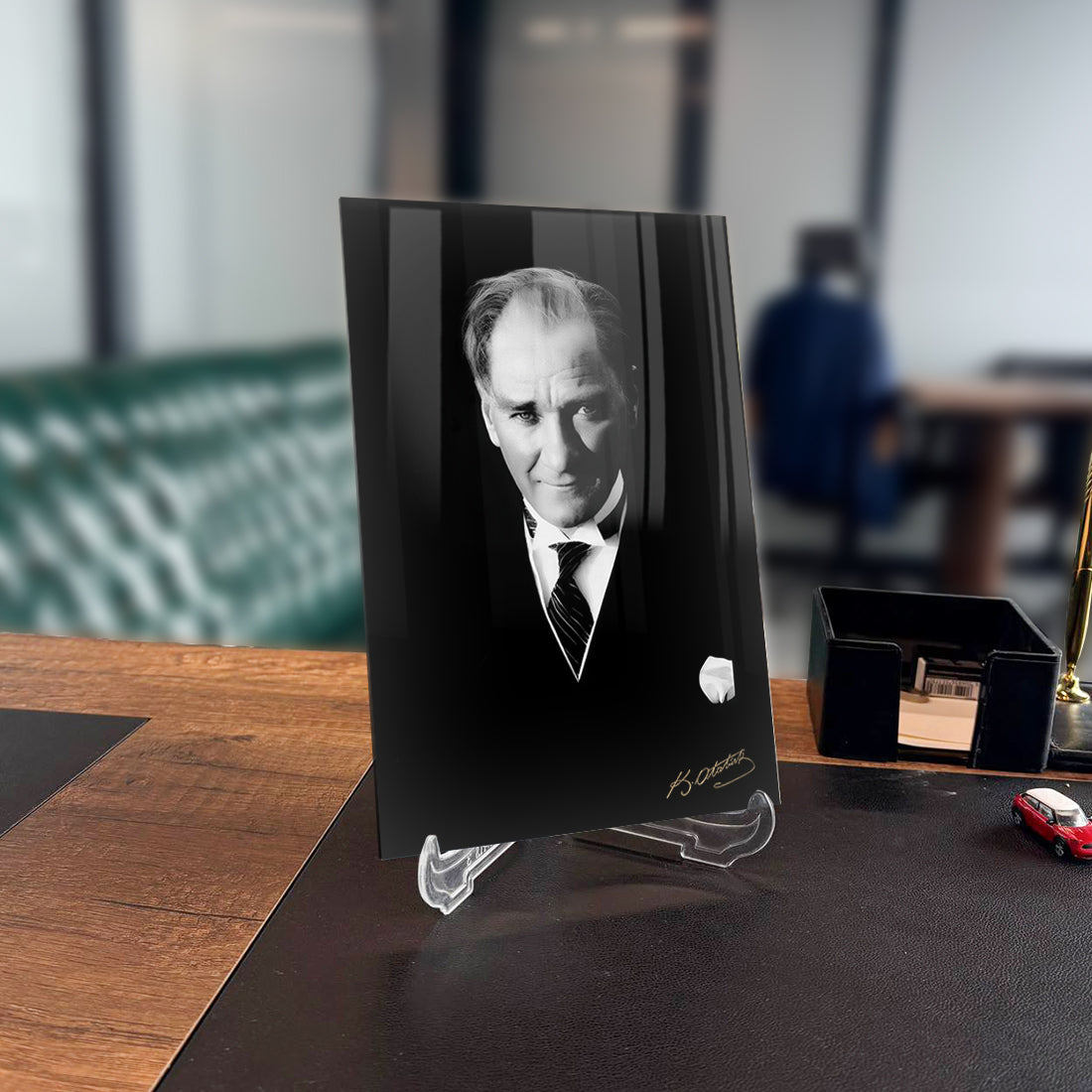 Atatürk 105 Cam Tablo, UV baskı ile tasarlanmış zarif cam tablo, özel koruma ambalajıyla sunuluyor.