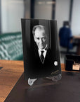 Atatürk 105 Cam Tablo, UV baskı ile tasarlanmış zarif cam tablo, özel koruma ambalajıyla sunuluyor.