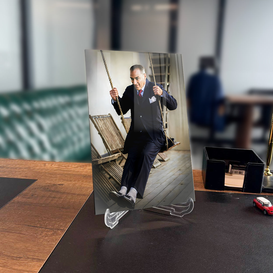 Atatürk 248 Cam Tablo displayed on a desk, featuring a stylish man on a swing with elegant background.