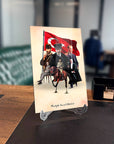 Atatürk 236 Cam Tablo featuring iconic Turkish leaders and the Turkish flag on a stylish desk.