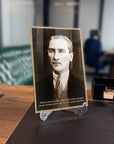 Üzerinde Atatürk sözü yazılı şık cam tablo, ofis dekorasyonu için ideal.