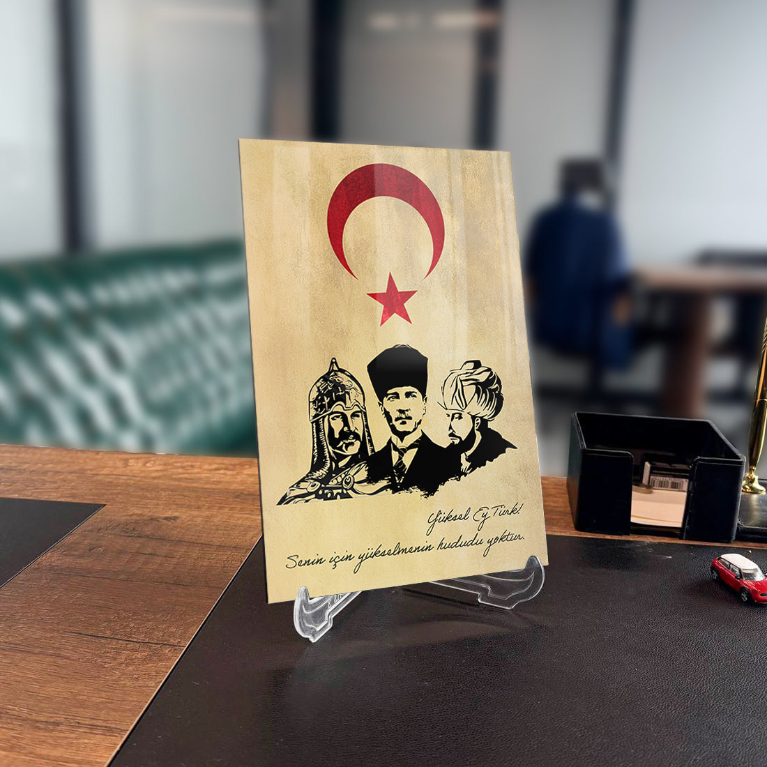 Alparslan Atatürk Fatih Sultan Mehmet cam tablo, şık tasarım ve yüksek kaliteli UV baskı ile sunulmaktadır.