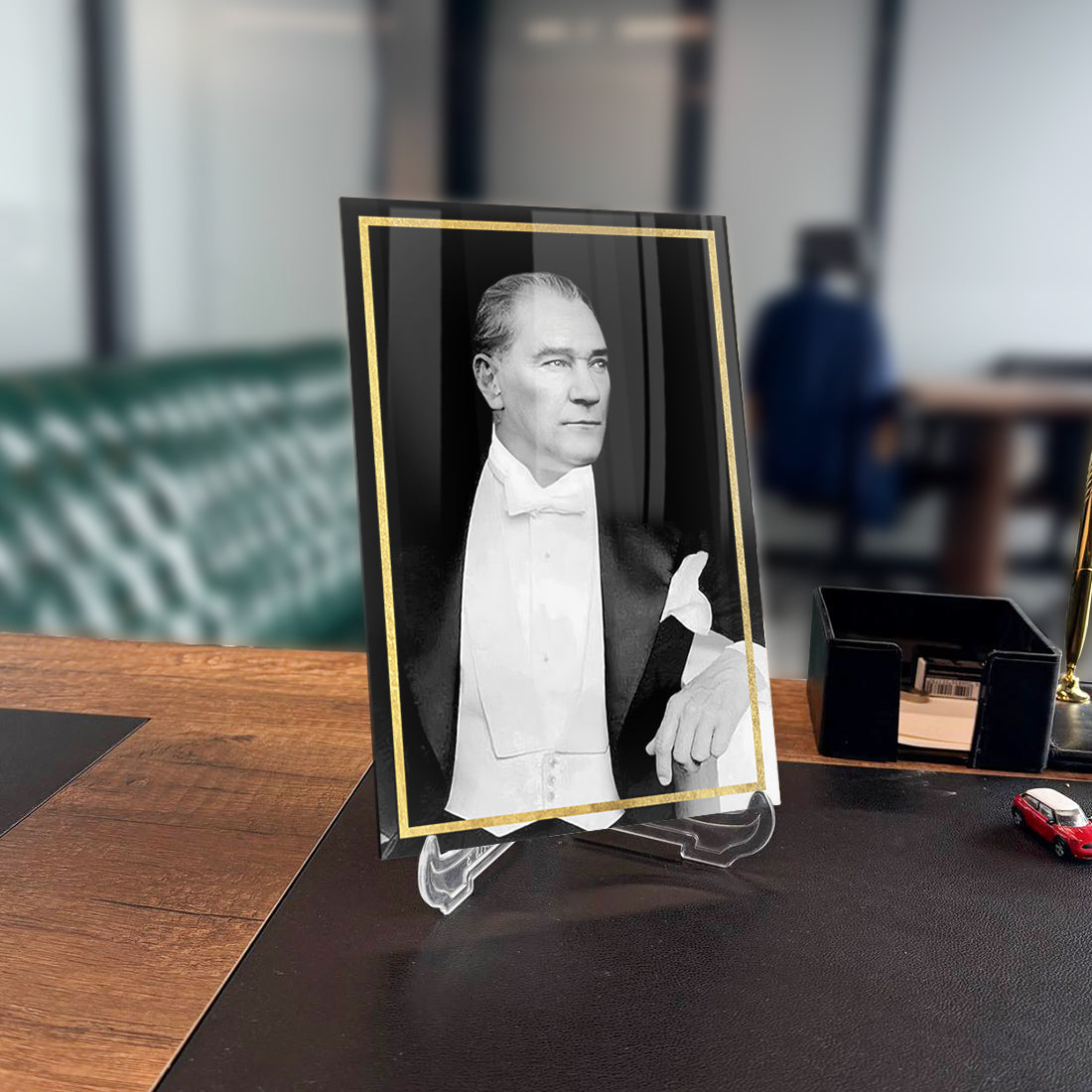 Atatürk 115 Cam Tablo, şık tasarım, 4 mm kalınlığında temperli cam, ofis dekorasyonu için zarif bir parça.