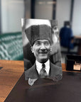 Atatürk 153 Cam Tablo, 4 mm kalınlığında, yüksek kaliteli UV baskı ile tasarlanmış şık ofis dekoru.