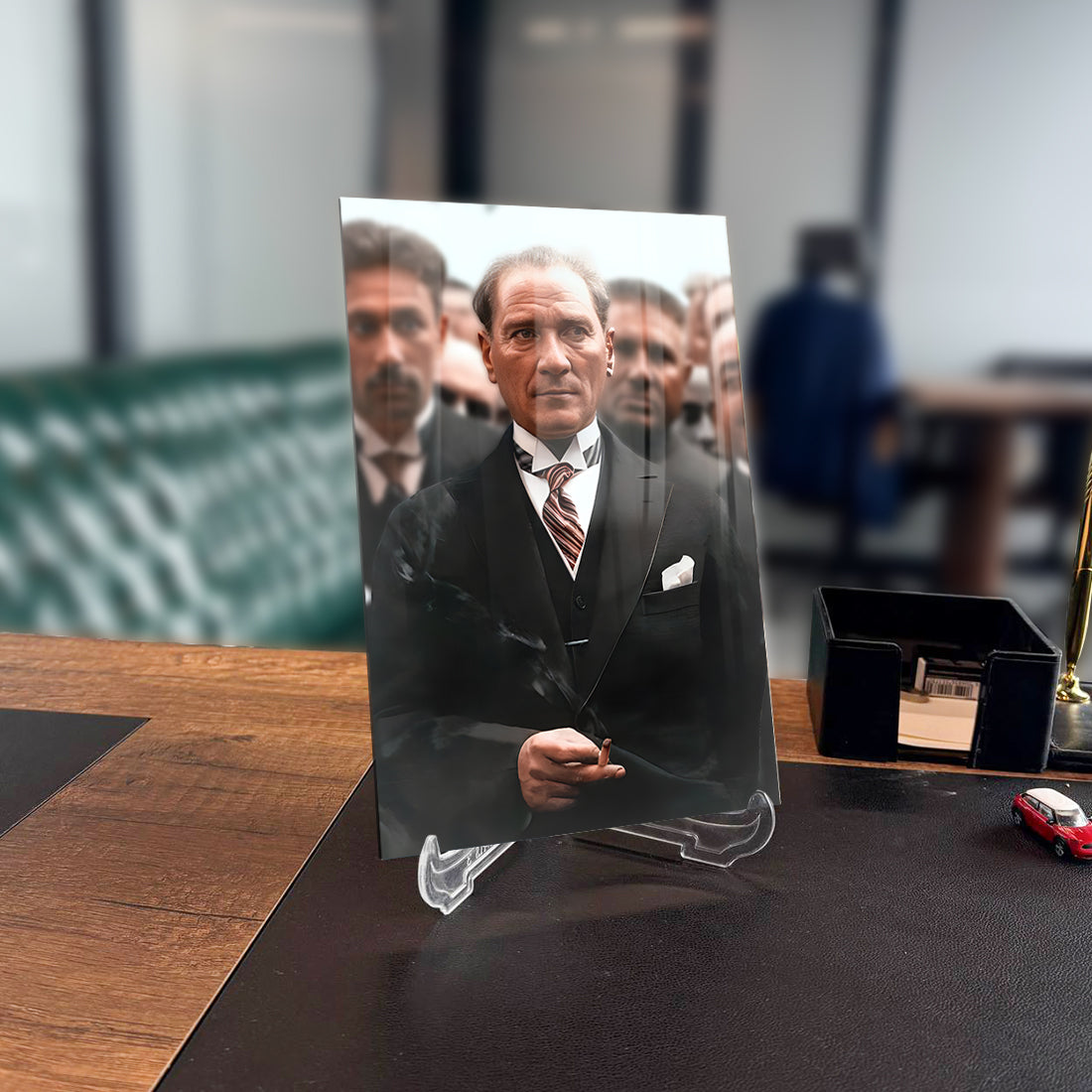 Atatürk 242 Cam Tablo with high-quality glass, featuring UV printing and premium design for elegant decor.