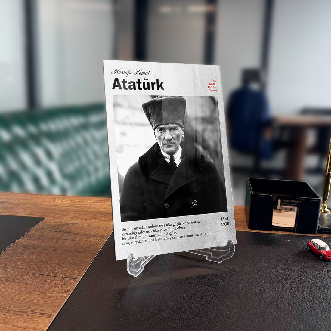 Atatürk cam tablo, 4 mm kalınlığında yüksek kaliteli camdan üretilmiş, modern tasarım ofis dekorasyonu için ideal.
