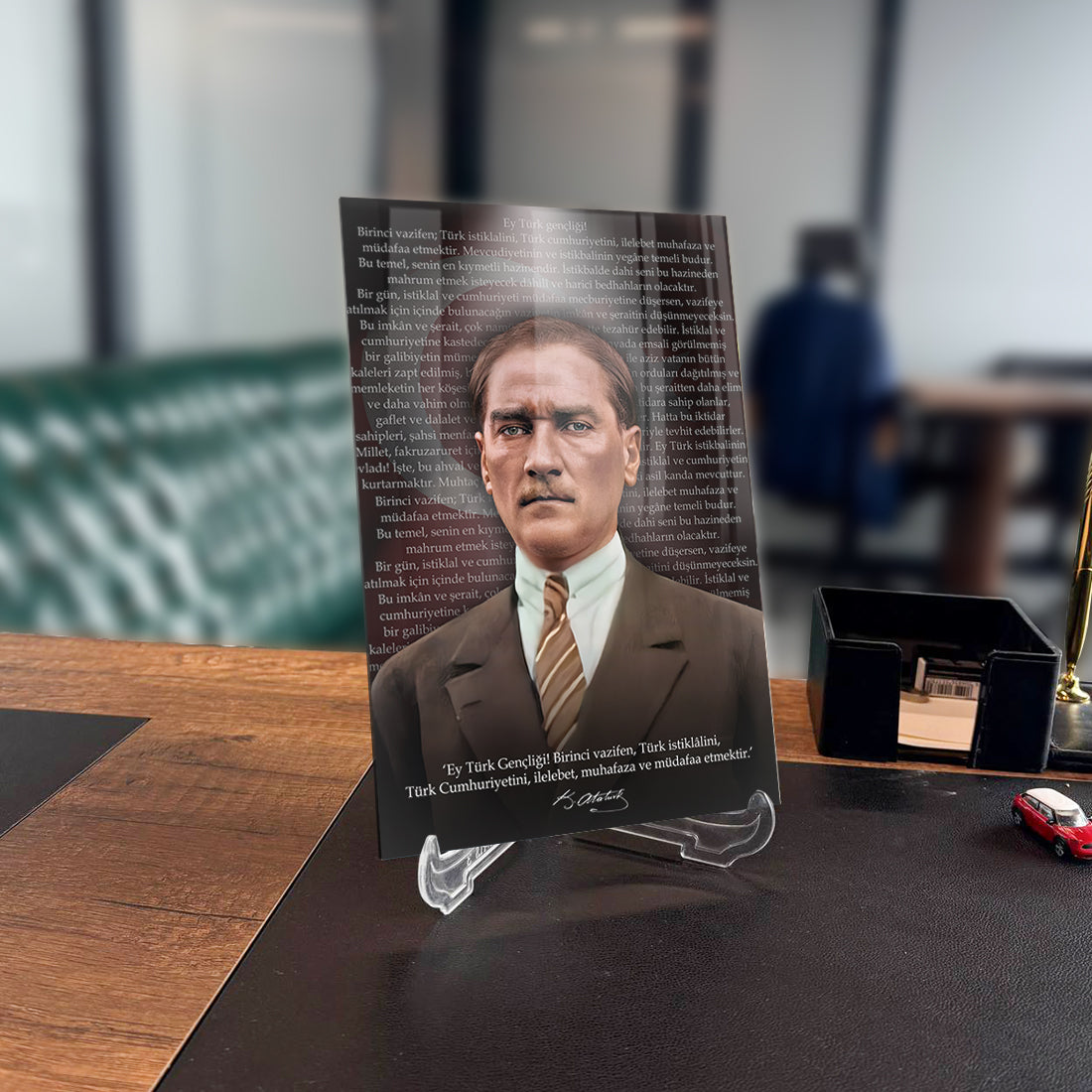 Atatürk 234 Cam Tablo, yüksek kaliteli düz camdan, özel UV baskı ile tasarlanmış şık bir dekoratif parça.