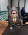 Atatürk 234 Cam Tablo, yüksek kaliteli düz camdan, özel UV baskı ile tasarlanmış şık bir dekoratif parça.