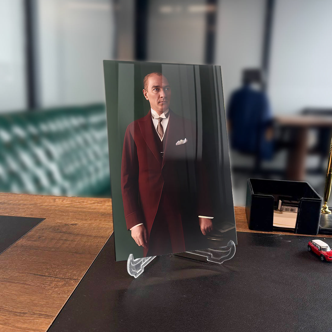 Atatürk 243 Cam Tablo displayed on a desk, showcasing a stylish portrait with modern decor.