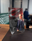 Atatürk 253 Cam Tablo, UV baskı ile özel tasarlanmış şık cam tablo, Türk Bayrağı arka planda.