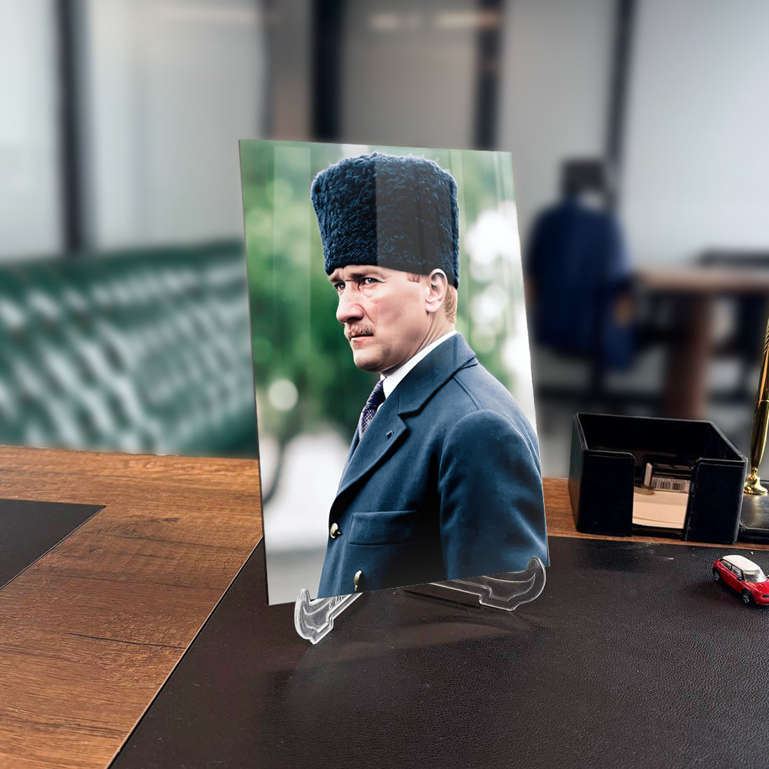 Atatürk 237 Cam Tablo on display, capturing a historical figure in a professional setting.