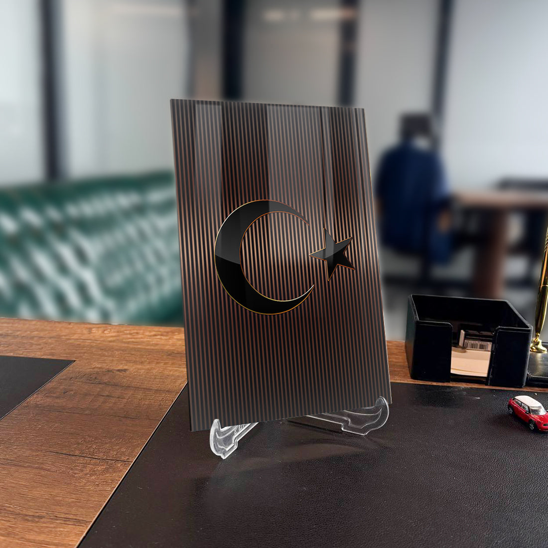 Türk Bayrağı desenli 20 cm cam tablo, şık ofis dekorasyonu için ideal ve dayanıklı tasarım.