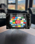 Cam tablo üzerinde Türk devletlerinin bayraklarıyla tarihi Türk devletleri temalı tasarım.