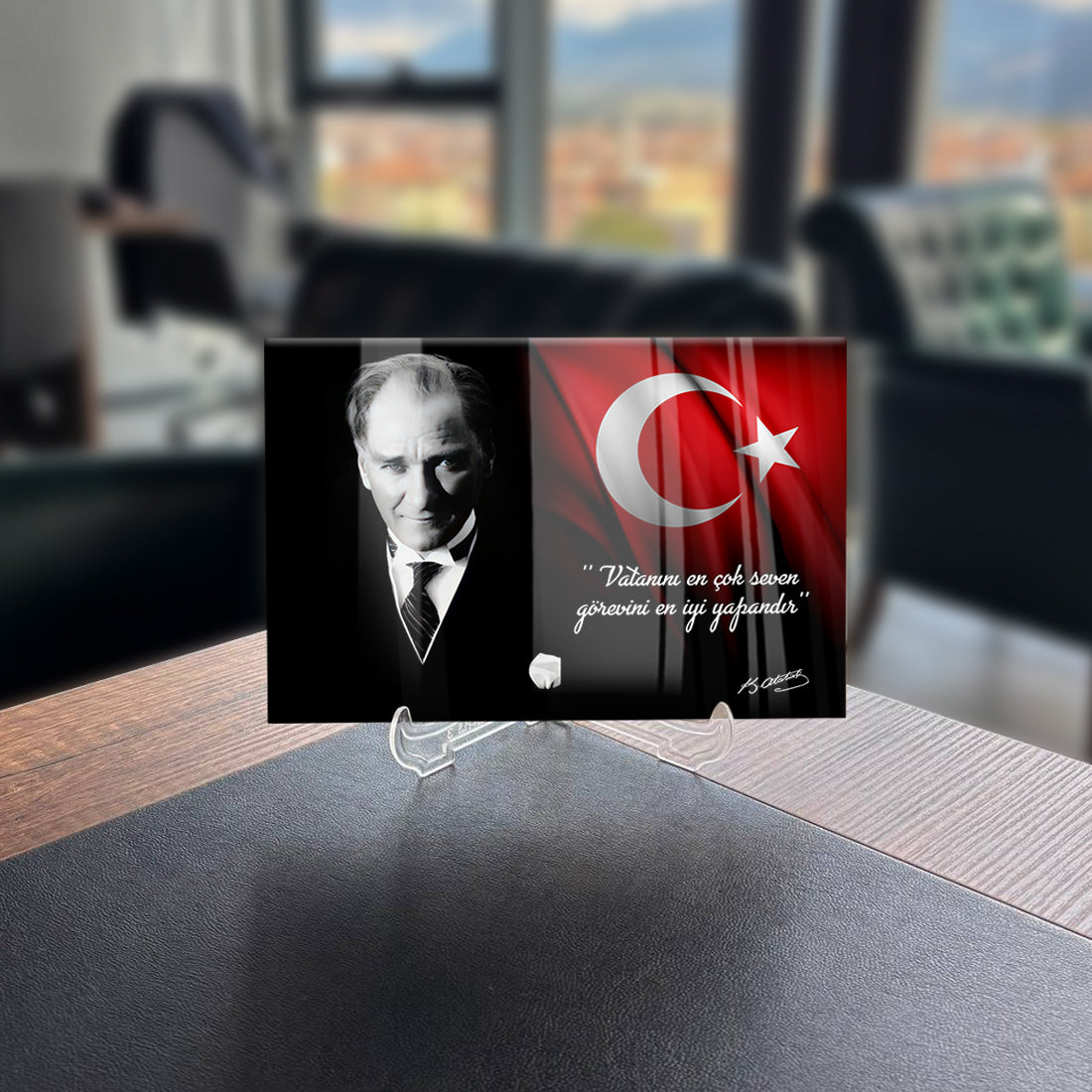 Atatürk 113 Cam Tablo with red Turkish flag and inspirational quote displayed on a stylish stand.