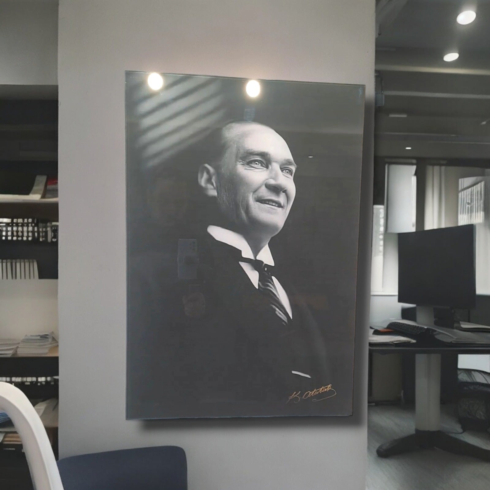 Atatürk 99 Cam Tablo, şık tasarım ve yüksek kaliteli cam ile ofis dekoru için ideal seçenek.