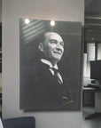 Atatürk 99 Cam Tablo, şık tasarım ve yüksek kaliteli cam ile ofis dekoru için ideal seçenek.