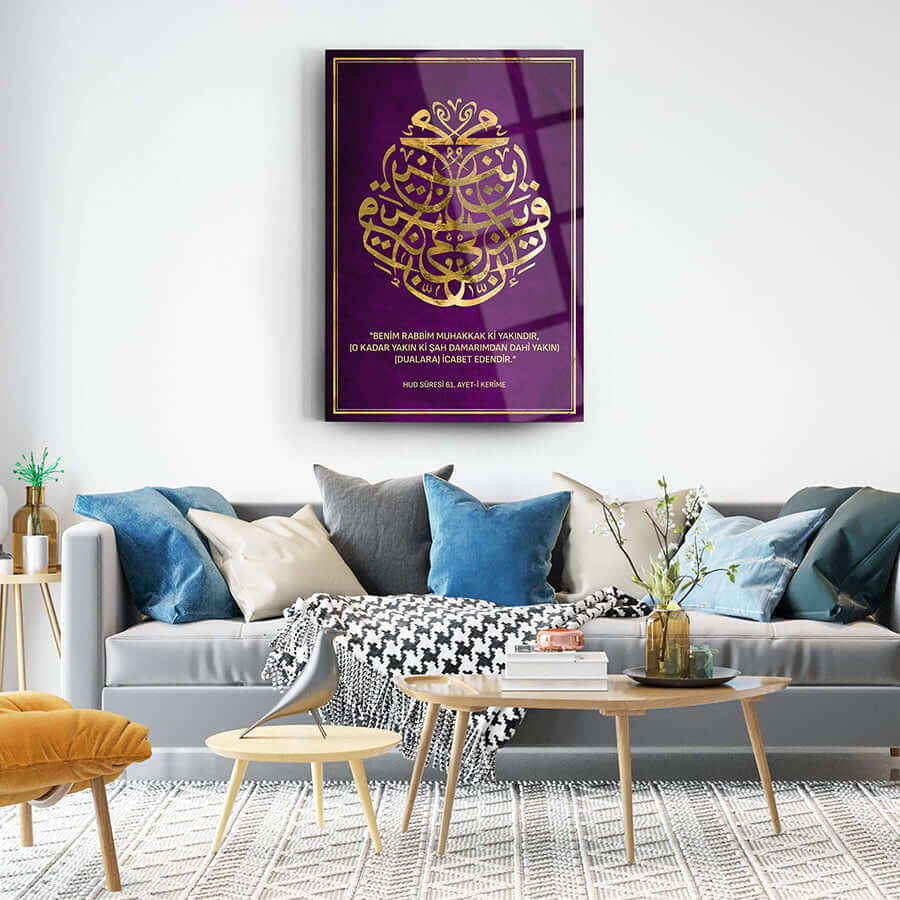 Hud Suresi 61. Ayet Cam Tablo, şık tasarım ve UV baskı ile ev dekorasyonu için ideal.