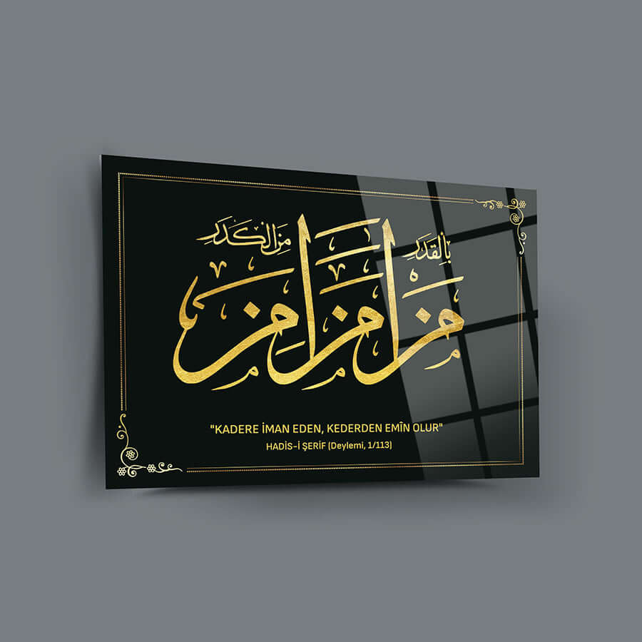 Kader ve Keder Hadis-i Şerifi cam tablo, zarif tasarım ve UV baskı ile yüksek kaliteli 4 mm temper cam.