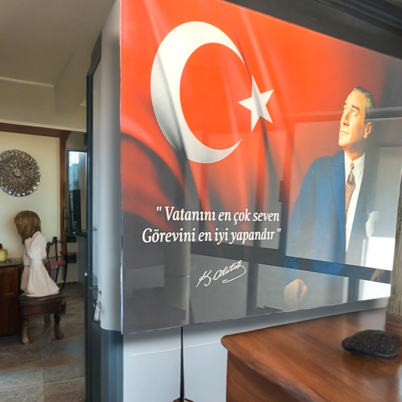 Atatürk 89 Cam Tablo with Turkish flag and inspiring quote, high-quality UV printed glass artwork.