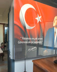 Atatürk 89 Cam Tablo with Turkish flag and inspiring quote, high-quality UV printed glass artwork.