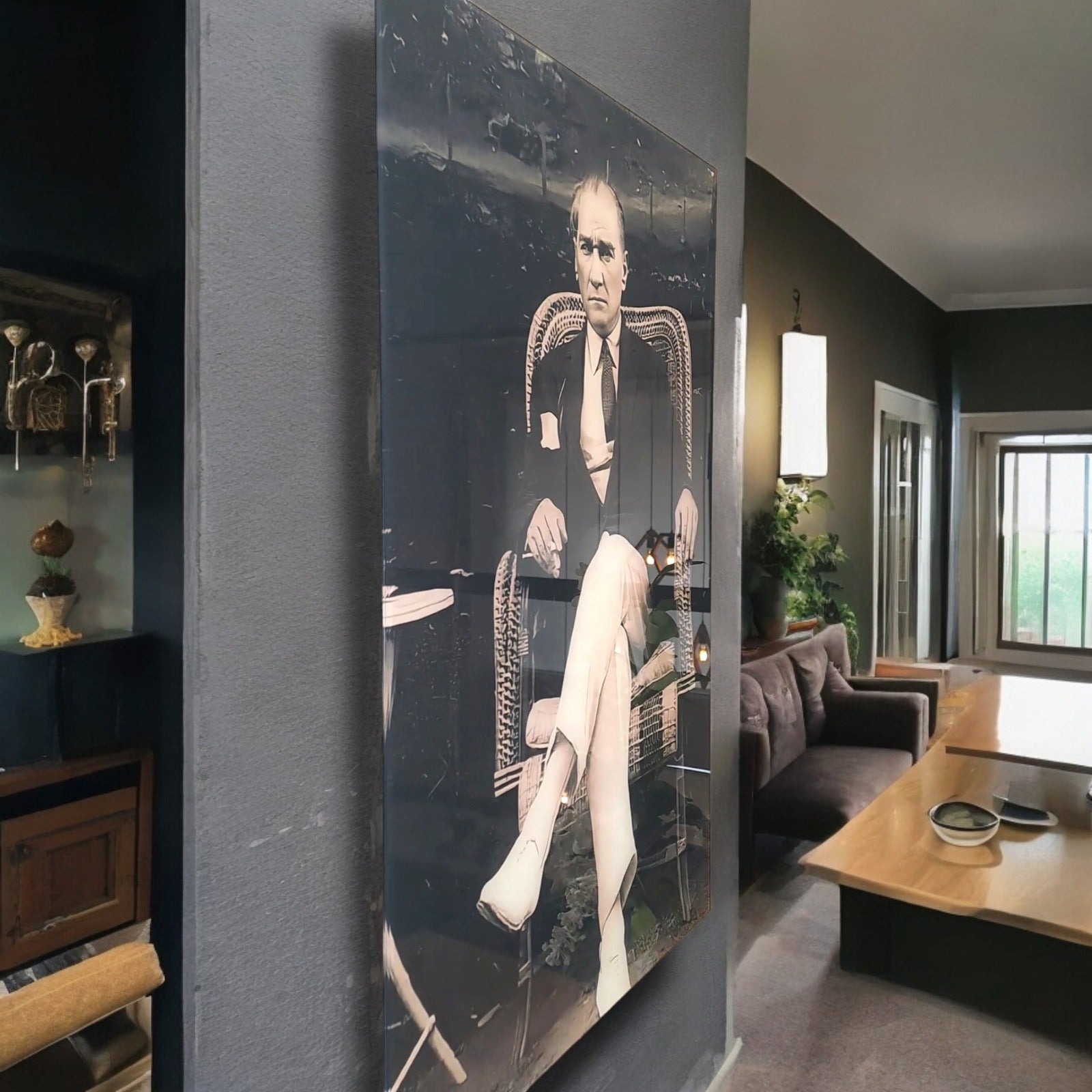 Atatürk 60 Cam Tablo, şık dekorasyon için UV baskı ile tasarlanmış yüksek kaliteli cam tablo.