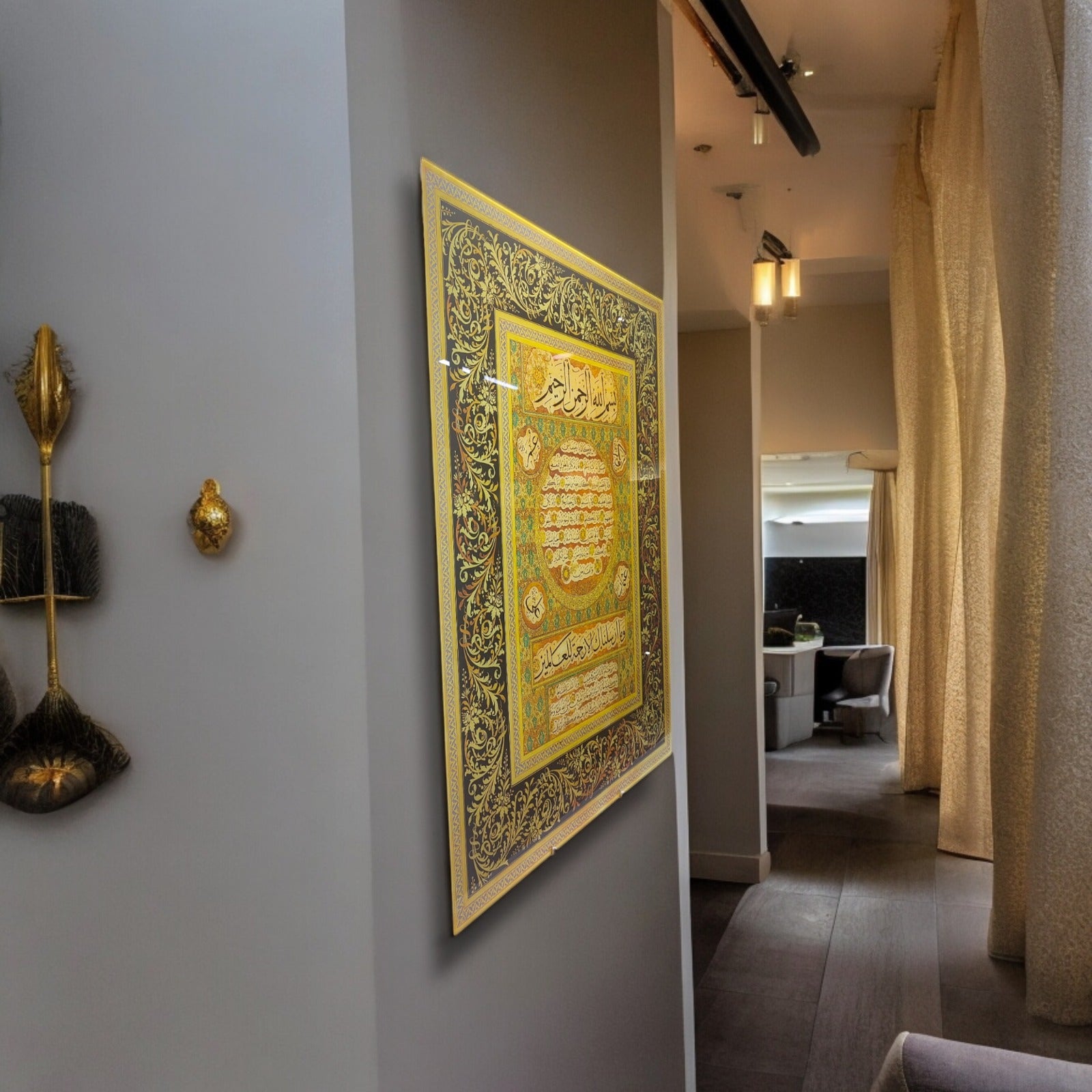 Hilye-i Şerif Cam Tablo, şık tasarım ve dayanıklı 4 mm yüksek kaliteli cam ile dekoratif alanlar için.