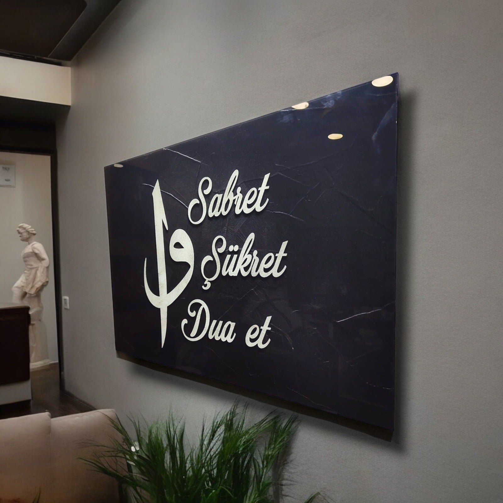 Sabret Şükret Dua Et Cam Tablo in modern decor, showcasing elegant design and UV printing on durable glass.
