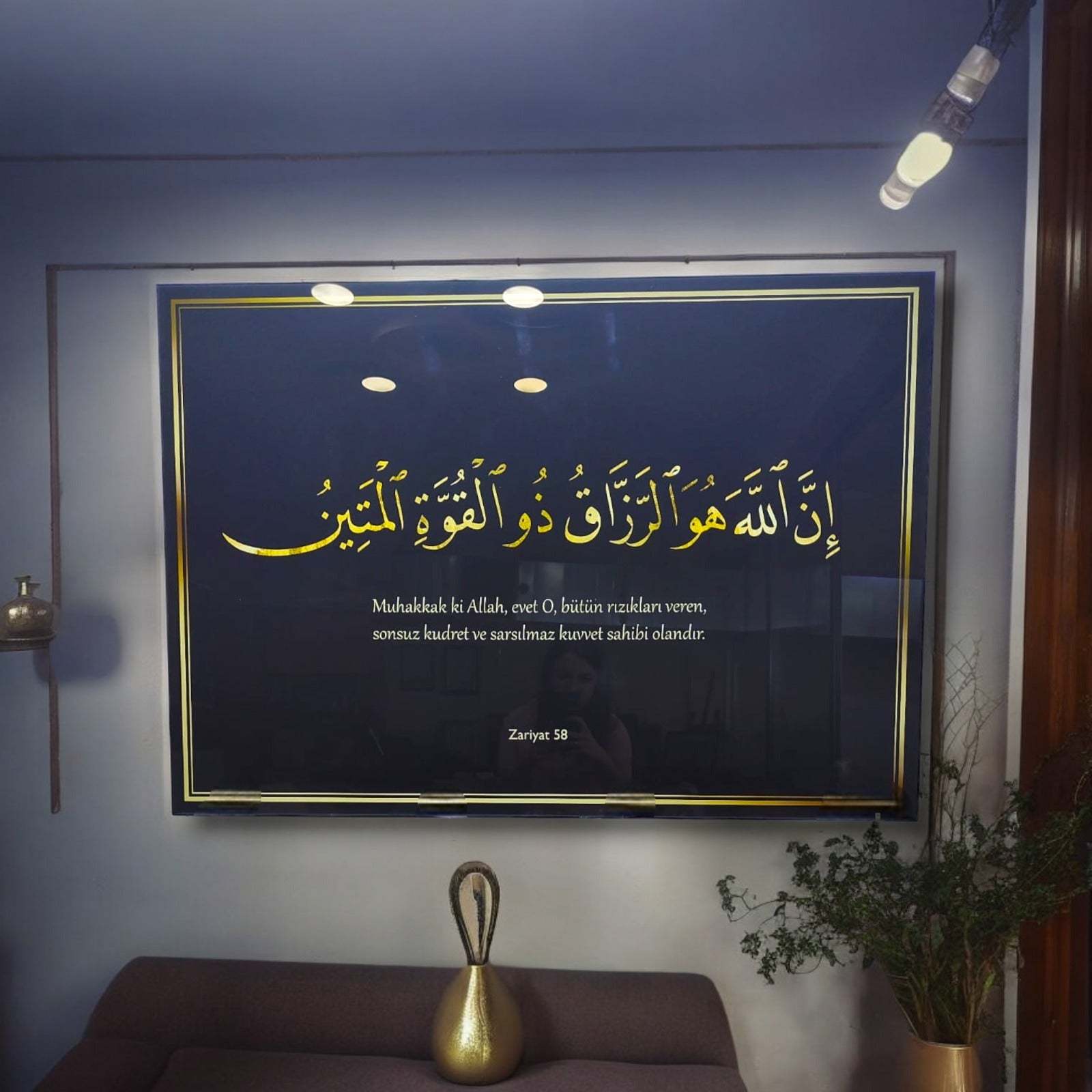 Zariyat Suresi 58. Ayet cam tablo, kaliteli UV baskı ile tasarlanmış, zarif iç mekan dekorasyonu için ideal.