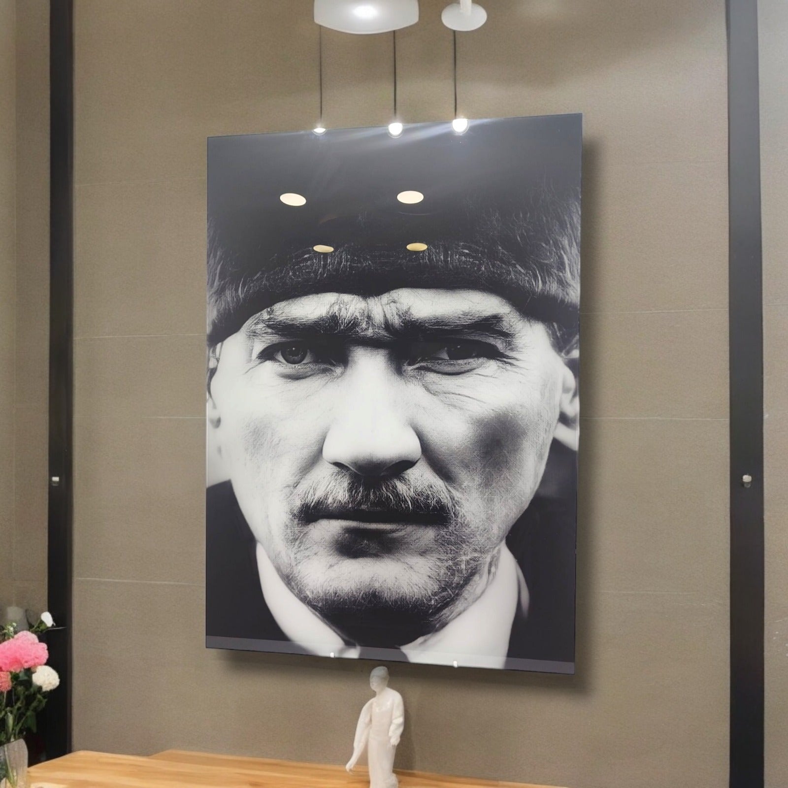 Atatürk 93 Cam Tablo, yüksek kaliteli UV baskı ile tasarlanmış, modern iç mekan dekorasyonu