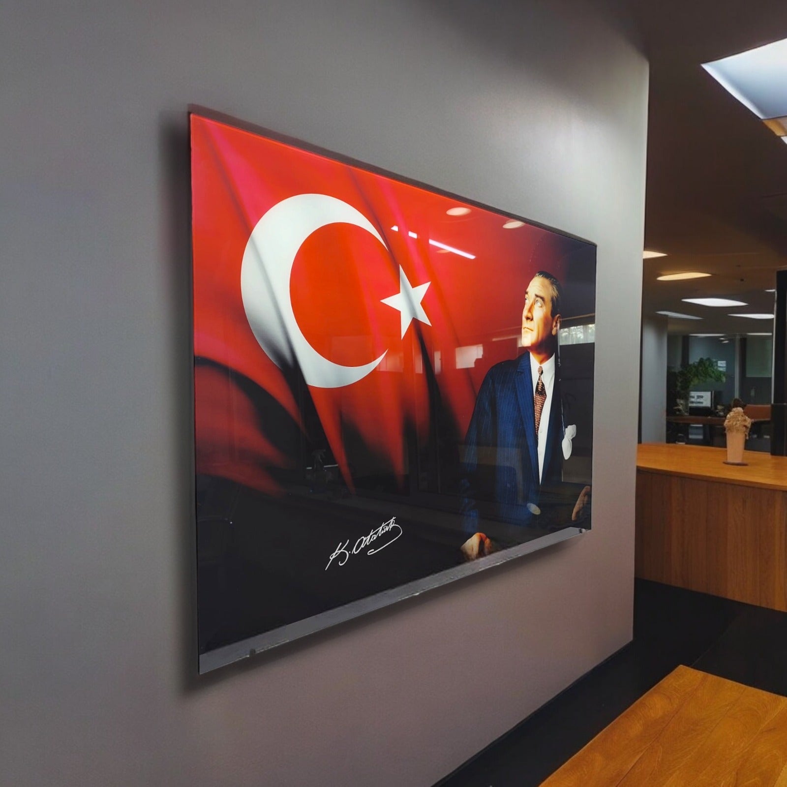 Atatürk 38 Cam Tablo, UV baskı ile tasarlanmış cam tablo, Türk bayrağı ve Atatürk portresi.