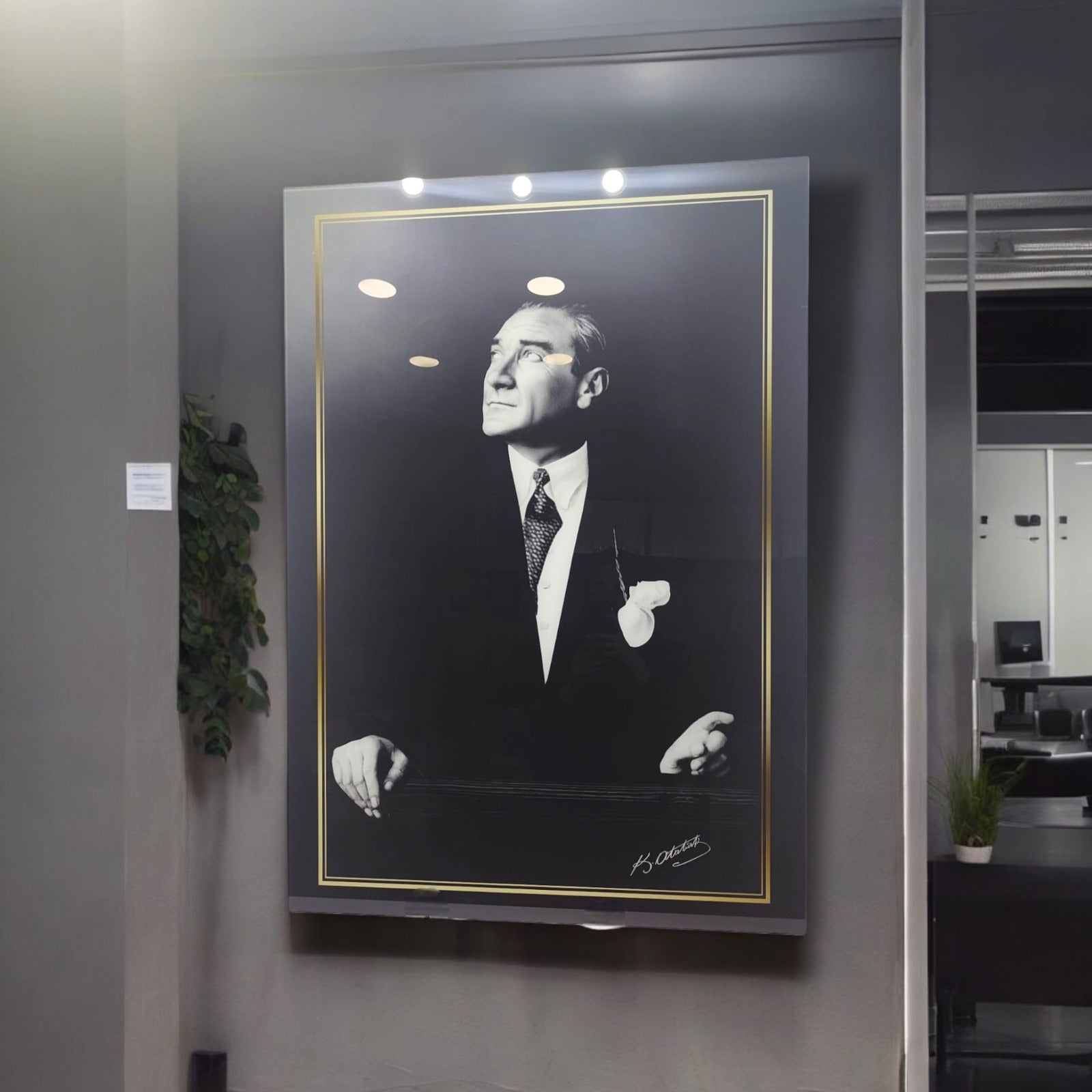 Atatürk 64 Cam Tablo - şık, yüksek kaliteli UV baskı ile tasarlanmış, modern iç mekan dekoru.