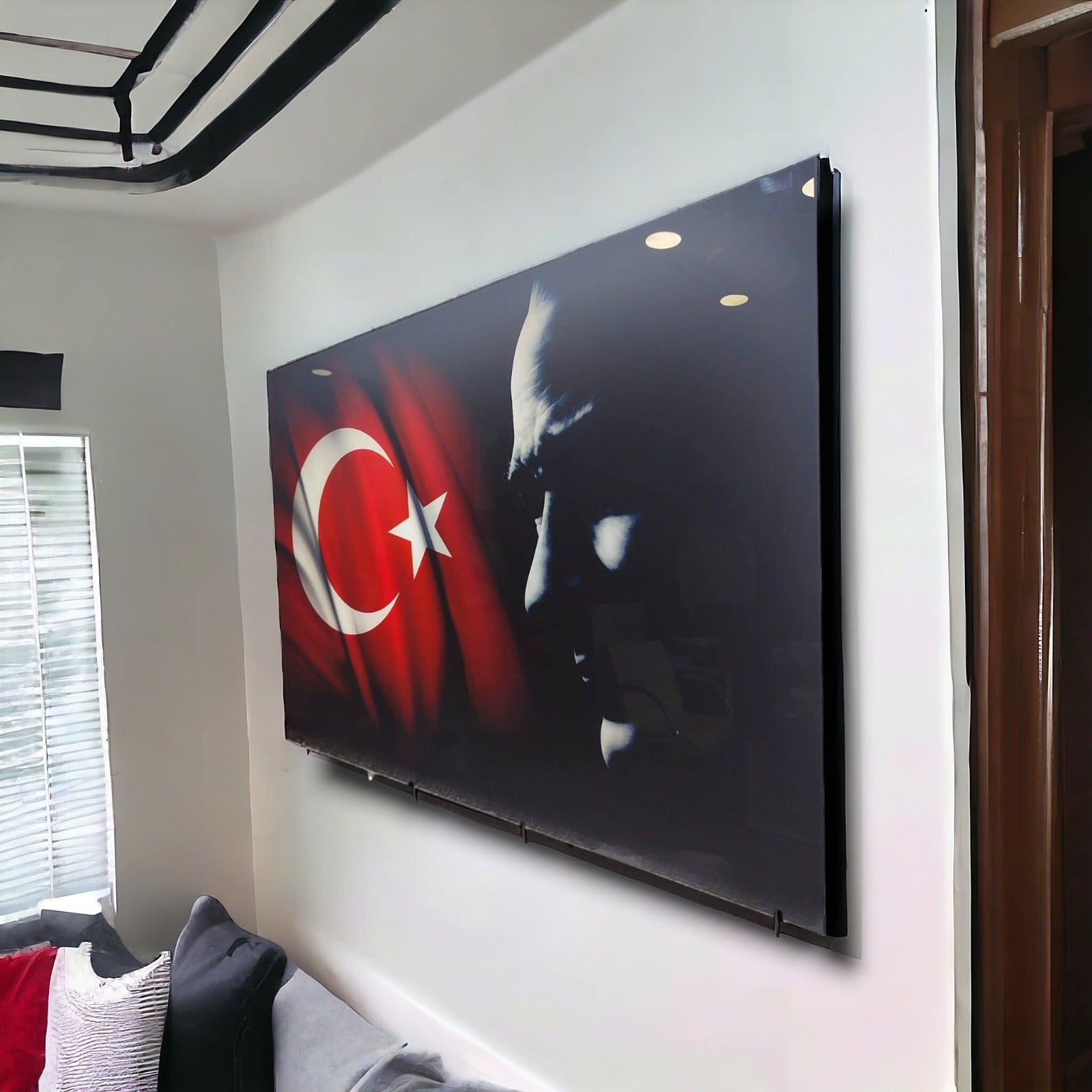 Atatürk cam tablo, Türk bayrağı ile sanatsal tasarım, kaliteli UV baskı, şık ev dekoru.