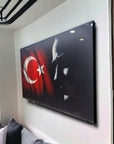 Atatürk cam tablo, Türk bayrağı ile sanatsal tasarım, kaliteli UV baskı, şık ev dekoru.