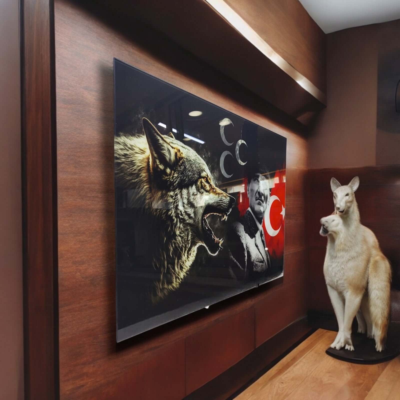 Bozkurt Üç Hilal Atatürk Cam Tablo, modern iç mekan dekorasyonu için etkileyici sanat eseri.