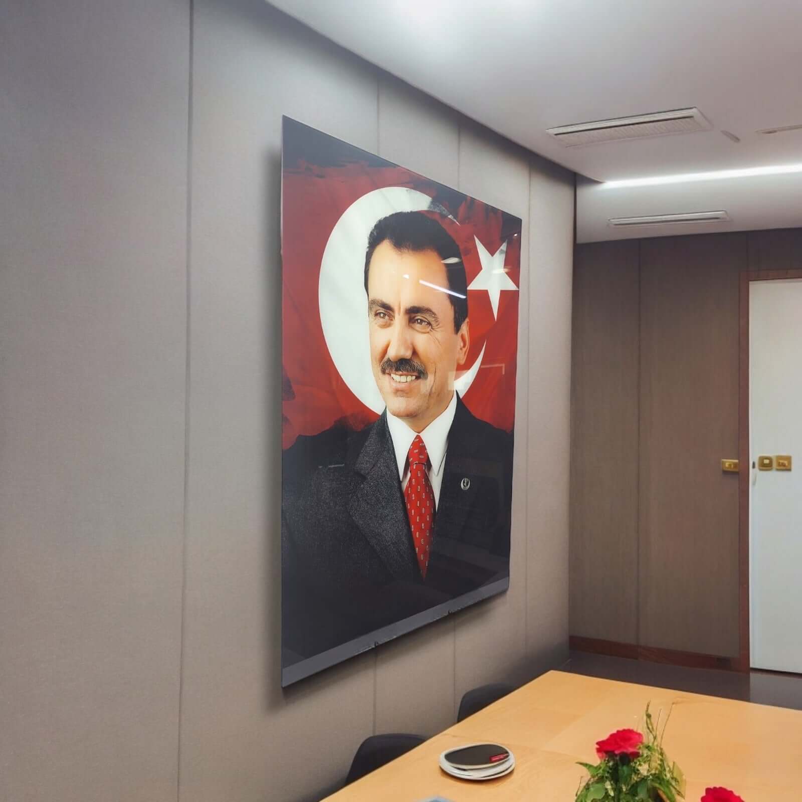 Muhsin Yazıcıoğlu Bayrak Cam Tablo - SRD Concept, temperli 4 mm cam, koruma ambalajı ile sağlıklı gönderim.