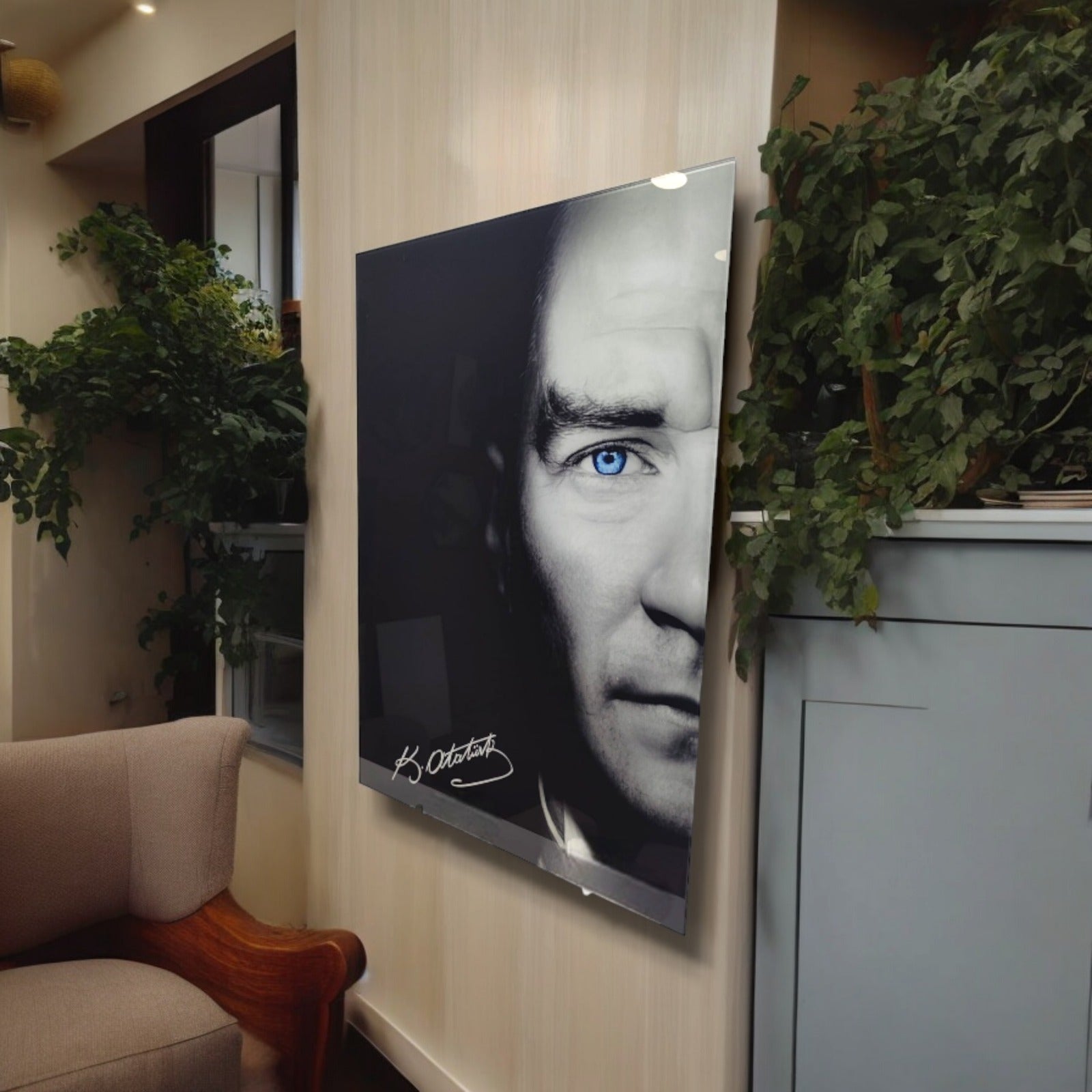 Atatürk 90 Cam Tablo displayed in a modern interior, showcasing high-quality UV printed glass art.