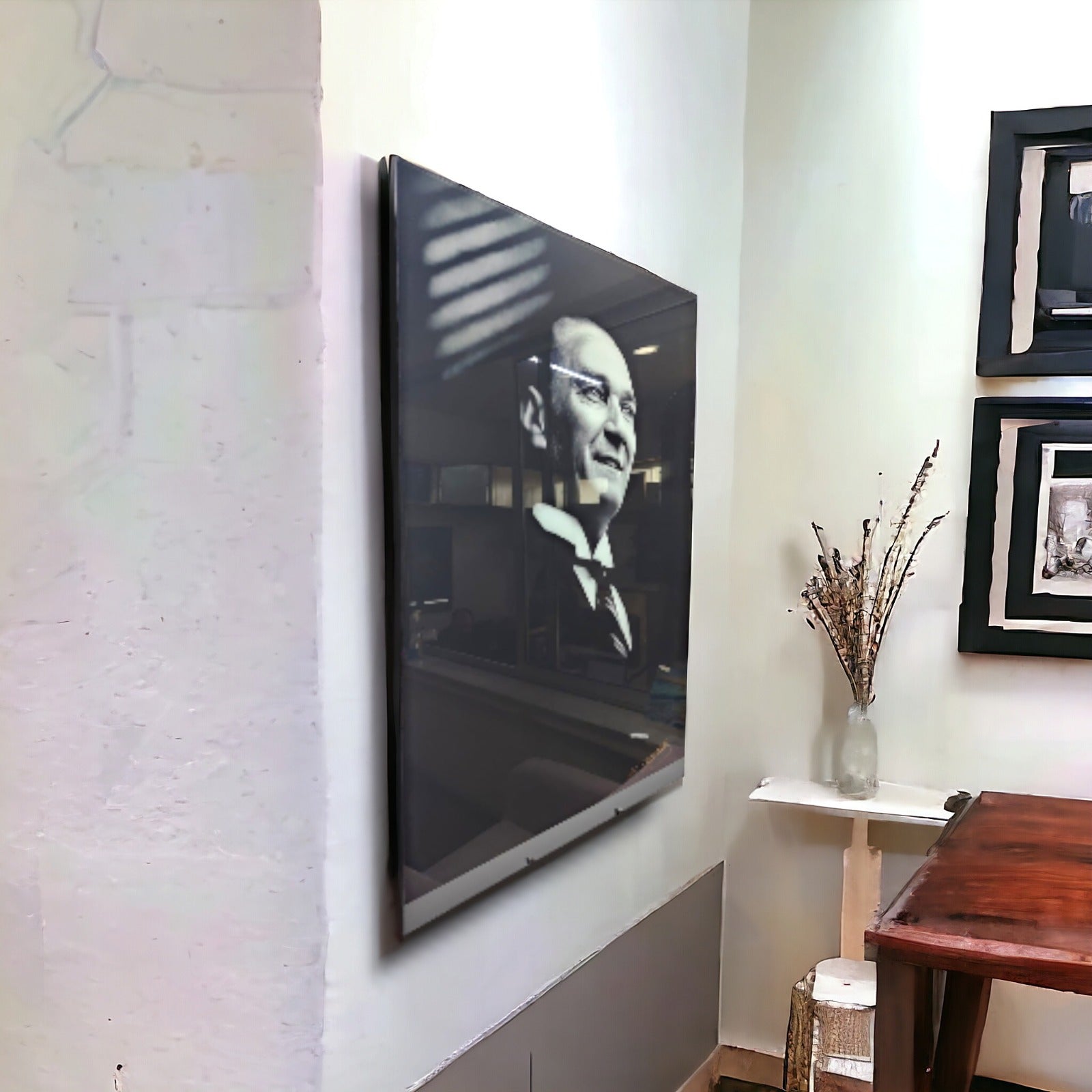 Atatürk 99 Cam Tablo, modern tasarım, şık iç mekan dekorasyonu için ideal, UV baskı ile yüksek kaliteli camdan yapılmıştır.