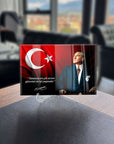 Türk Bayrağı ve Atatürk temalı cam tablo, göz alıcı tasarımıyla ofis dekorasyonuna şıklık katıyor.