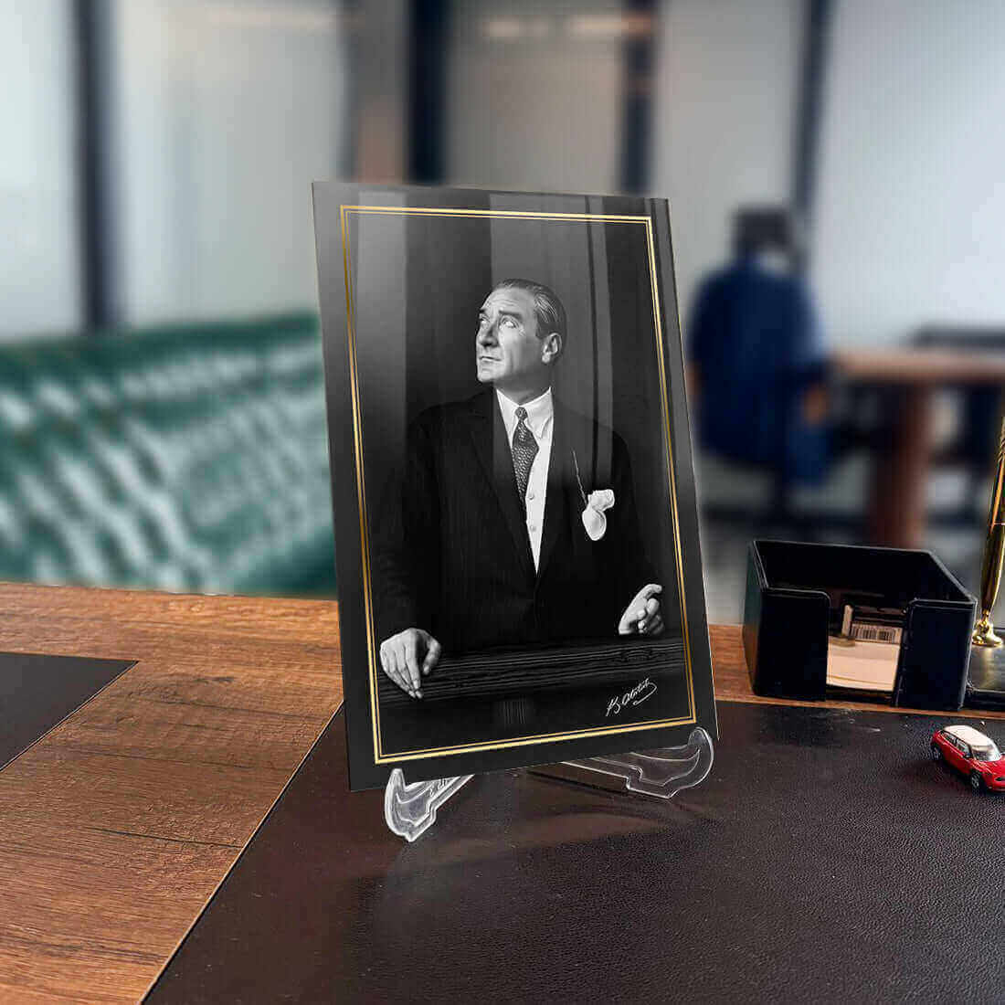 Atatürk 2 Cam Tablo - Şık ve dayanıklı UV baskı ile hazırlanmış özel tasarım cam tablo, ofis dekorasyonu için ideal.