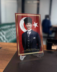 masaüstü cam tablo,masaüstü atatürk tablo,masaüstü hediyelik atatürk.masaüstü tablo,ayaklı masaüstü tablo