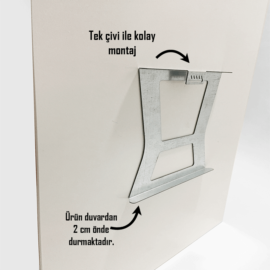 Metal montaj aparatı, tek çivi ile kolay kurulum sağlıyor. Ürün duvarda 2 cm önde durmakta.