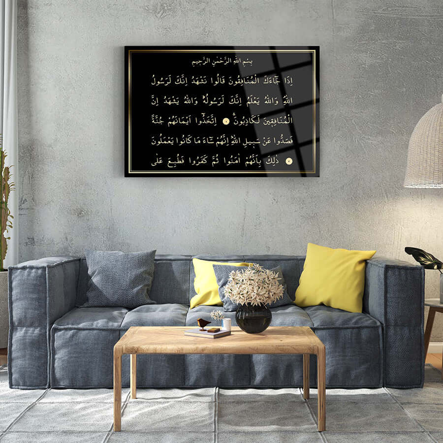 Münafikun Suresi Cam Tablo in living room decor, high-quality tempered glass with UV printing.