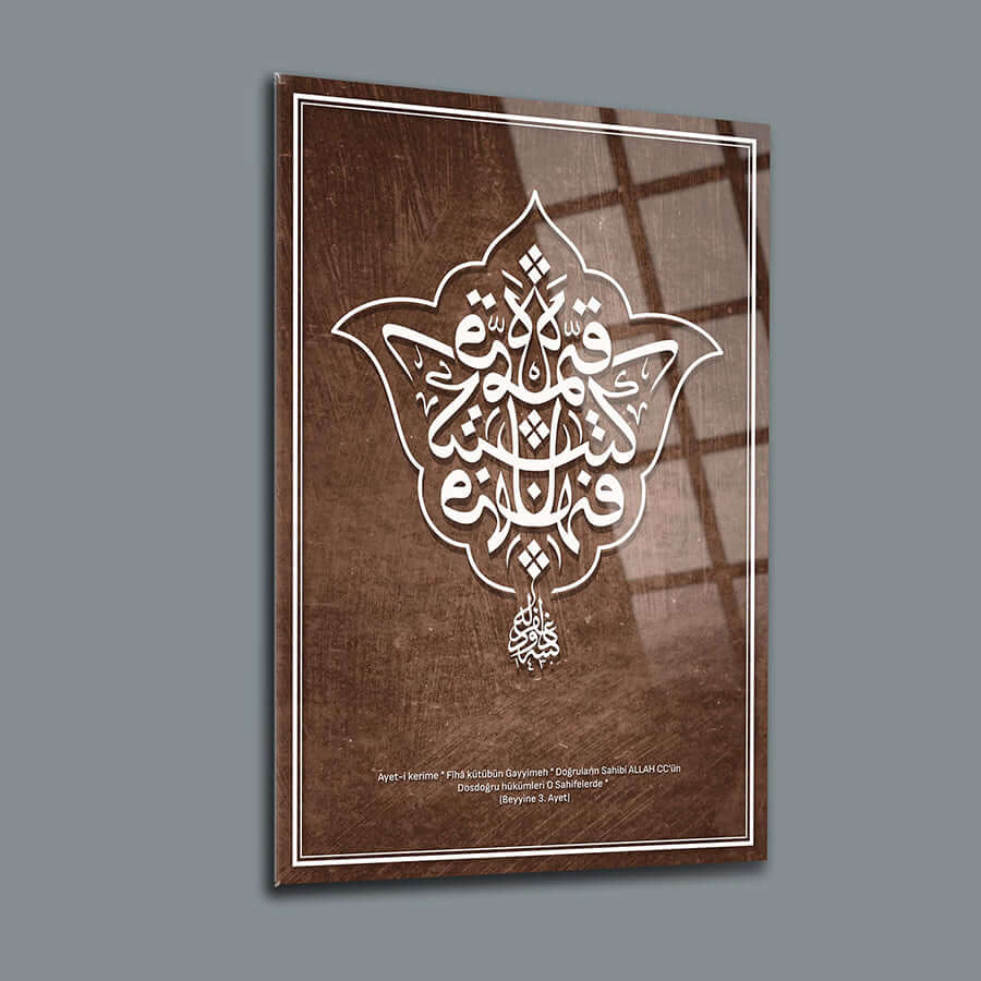 Beyyine Suresi 3. Ayet cam tablo, UV baskılı, şık ve dayanıklı, iç mekan dekorasyonu için ideal.