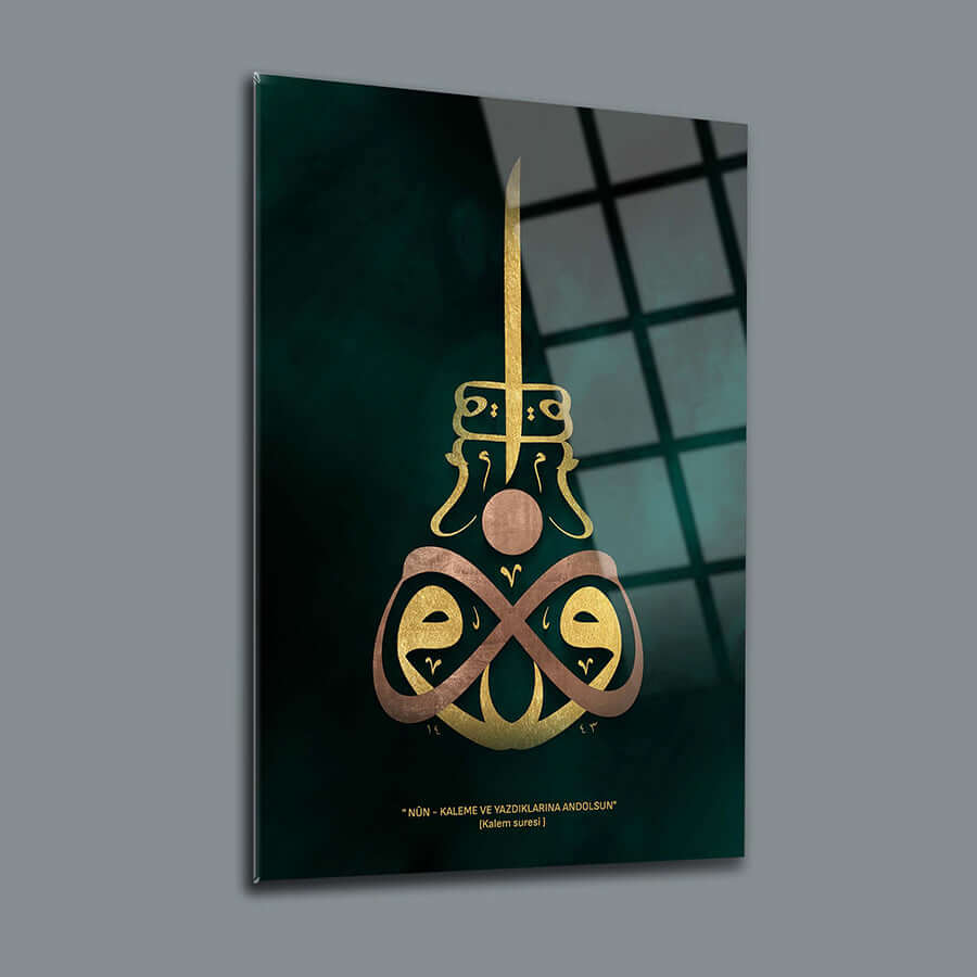 Kalem Suresi Cam Tablo, kaliteli UV baskı ile tasarlanmış özel cam duvar sanatı.