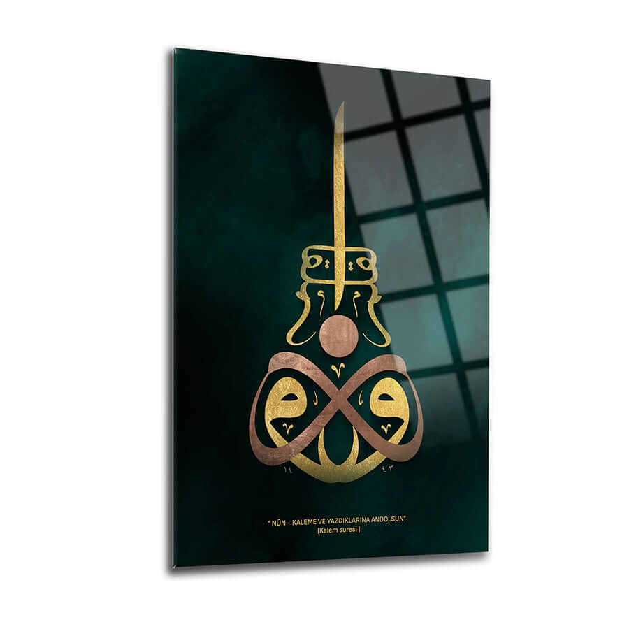 Kalem Suresi Cam Tablo, özel tasarım, 4 mm kalınlığında temper cam, UV baskı ile şık dekorasyon.