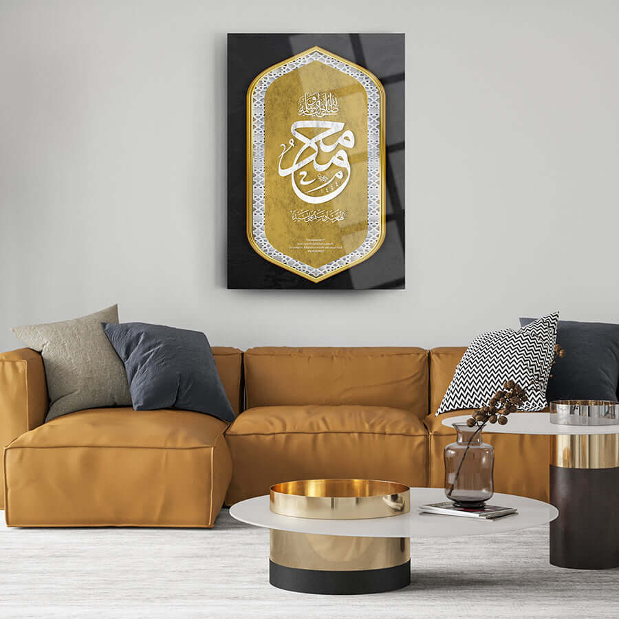 Hz Muhammed İsmi Şerifi Cam Tablo, şık tasarım, modern oturma odası dekorasyonu için ideal.
