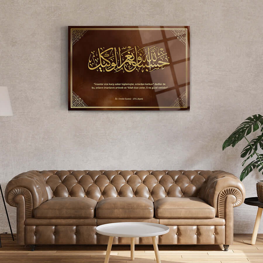 Al-i İmran Suresi 173. Ayet Cam Tablo, şık tasarım, yüksek kaliteli UV baskı ile hazırlanmış.