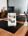 Kişiye özel tasarım cam tablo, modern ofis masasında sergileniyor, aile fotoğraflarıyla kişiselleştirilmiş.