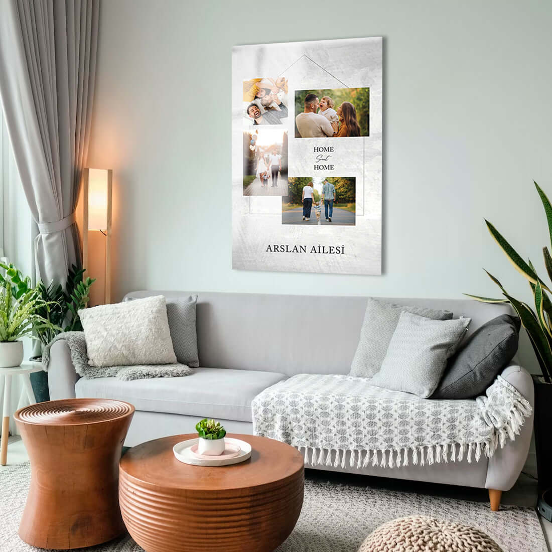 Kişiye özel tasarım cam tablo, modern oturma odasında, aile fotoğrafları ve ev temalı dekorasyon.