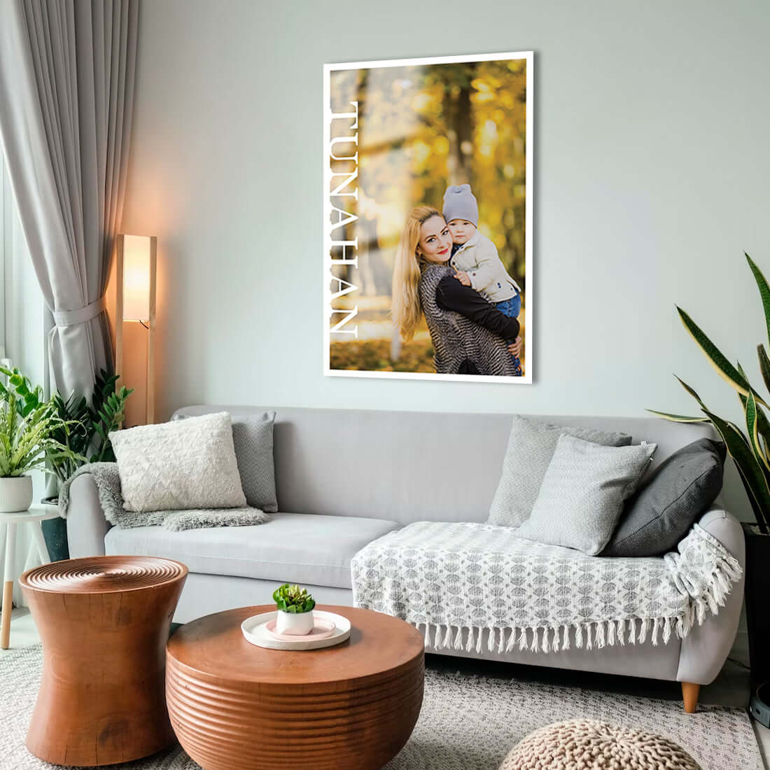 Kişiye özel tasarım cam tablo, modern oturma odası dekorasyonunda yer alıyor, doğal ışıkla aydınlatılmış.
